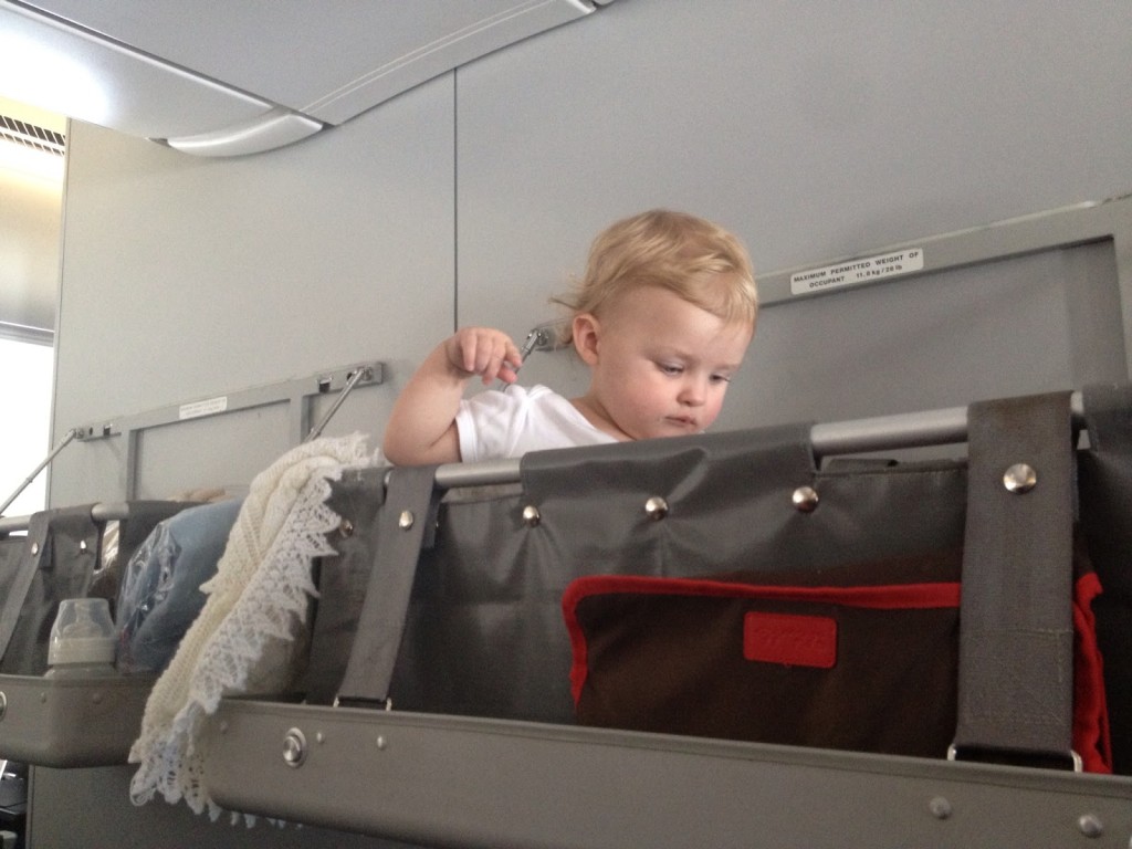 Pri dlhých letoch s bábätkom môže byť praktická cestovná vanička priamo v lietadle. Informujte sa na jej dostupnosť hneď po rezervácii letu, ich počet je obmedzený. Zdroj: www.flyingwithababy.com