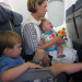 Ako zabaviť bábätko v lietadle?