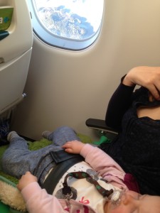 Cestovanie v lietadle s bábätkom na kolenách