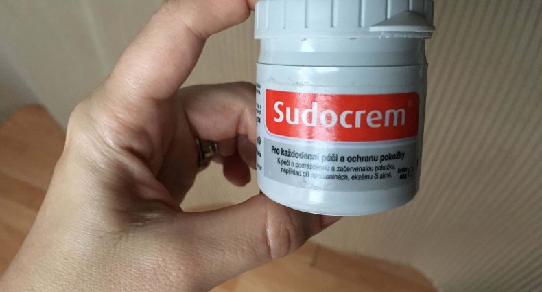 Sudokrem považujem za najpraktickejší krém na trhu. Rýchlo pomáha pri ošetrení zaparenín, pokožka sa po ňom rýchlo hojí, krém sa jednoducho nanáša a rozotiera a vydrží dlhoooo... Veľké plus je i široká škála balení a výhodná cena.