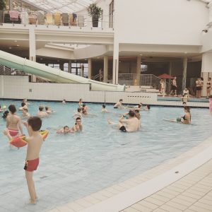 V rodinnej zážitkovej časti kúpelov Sárvár nájdete i tento bazén s umelými vlnami ako aj šmýkačky a tobogány rôzneho sklonu.