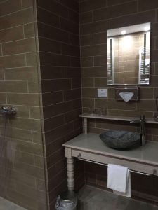 Kúpeľňa so sprchovým kútom v hoteli Oxigén, Noszvaj