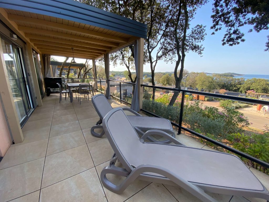 Exkluzívna terasa s výhľadom na more v apartmánoch Bella Vista Premium Camping Home v Istra Premium Camping Resort. 