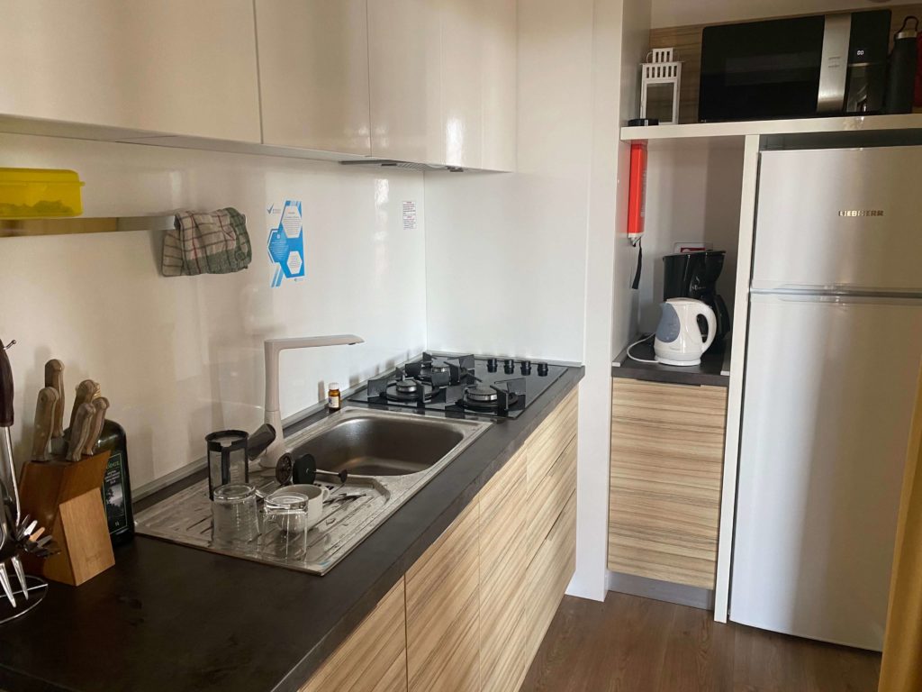 Zariadenie kuchynky v apartmánoch v Istra Premium Camping Resort
