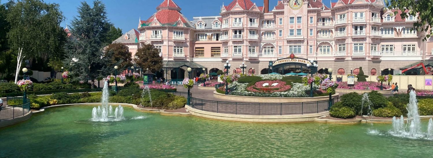 Najexkluzívnejší Disneyland Hotel priamo pri vstupe do areálu. Jeho výhodou je priamy vstup do Disneyland parku (bez front) ako aj blízkosť atrakcií. Nevýhodou je konštantný ruch a davy turistov pod vašimi oknami.