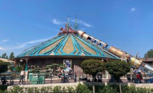 Zóna Discoveryland Wars v Disneylande ponúka niekoľko adrenalínových atrakcií - od 3D/4D kiná, lietadiel až po horské dráhy v motíve Star Wars. Tou najrýchlejšou je Star Wars Hyperspace Mountain s ktorou uletíte do všetkých strán.