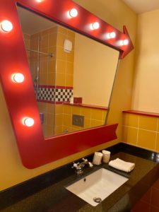 Aj kúpeľňa s doplnkami v Disney Hotel Santa Fe je štýlovo zariadená.