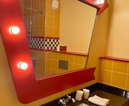 Aj kúpeľňa s doplnkami v Disney Hotel Santa Fe je štýlovo zariadená.