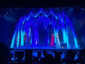 Rozprávku Frozen pripomína niekoľko hudobných predstavení denne vo Walt Disney Studios. Vypočuť si Let it Go a ostatné známe piesne vo francúzštine za čakanie stojí.
