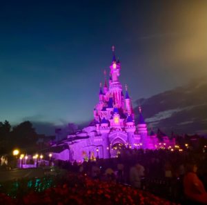 Večer sa Disney hrad zahalí do farieb obkolesený zástupom ľudí čakajúcich na večenú šou a ohňostroj (aj dve hodiny vopred).