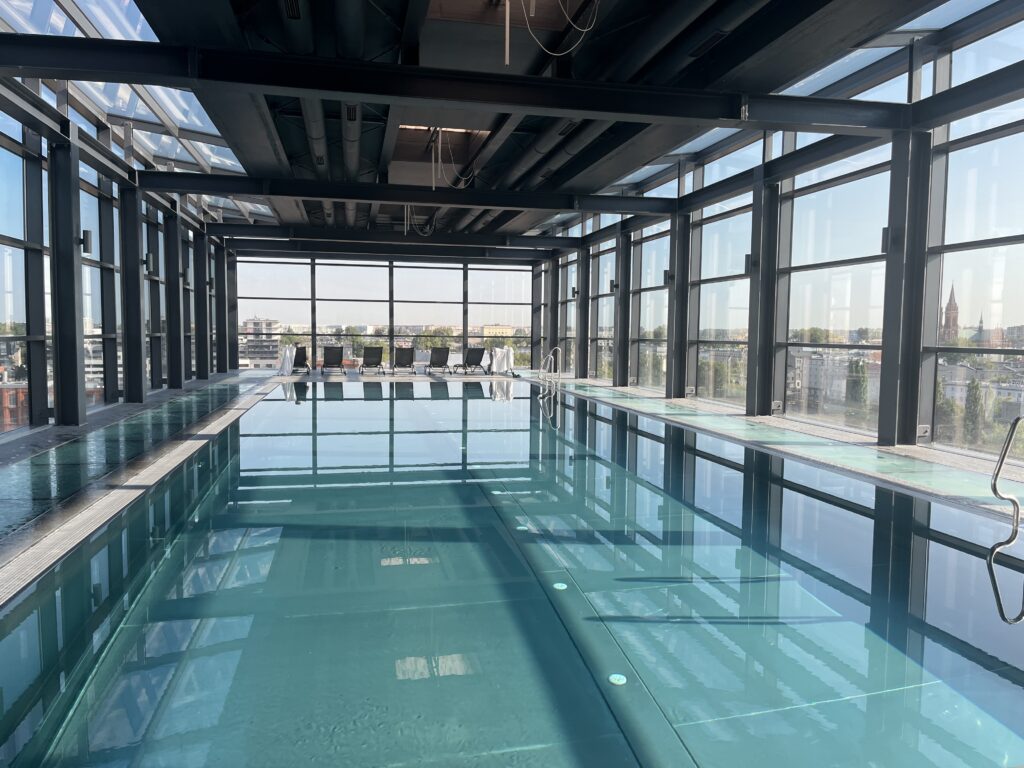 Štýlové ubytovanie vo Vienna House by Wyndham Andels Łodz s bazénom nám prišlo po náročnej ceste vhod.